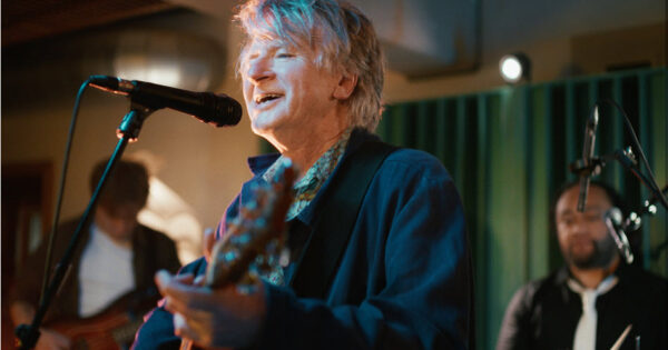 Taking place at Roundhead Studios in Auckland, New Zealand, “Infinity Sessions” are live performances by Finn and a variety of musicians and bands from around the world.